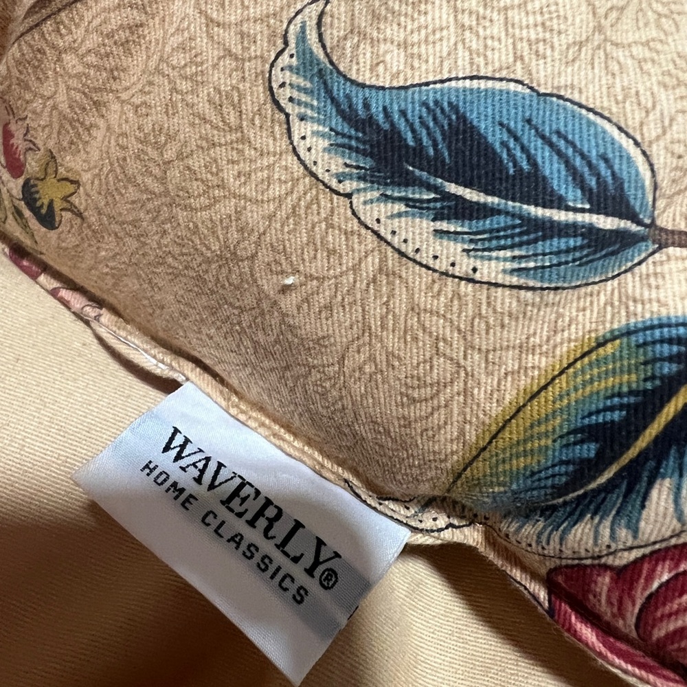 Floral  Reversible Bedding Set with Pillow Covers and curtains.